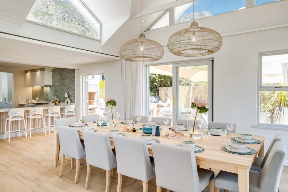 Kitchen or kitchenette, Seating area, Dining area