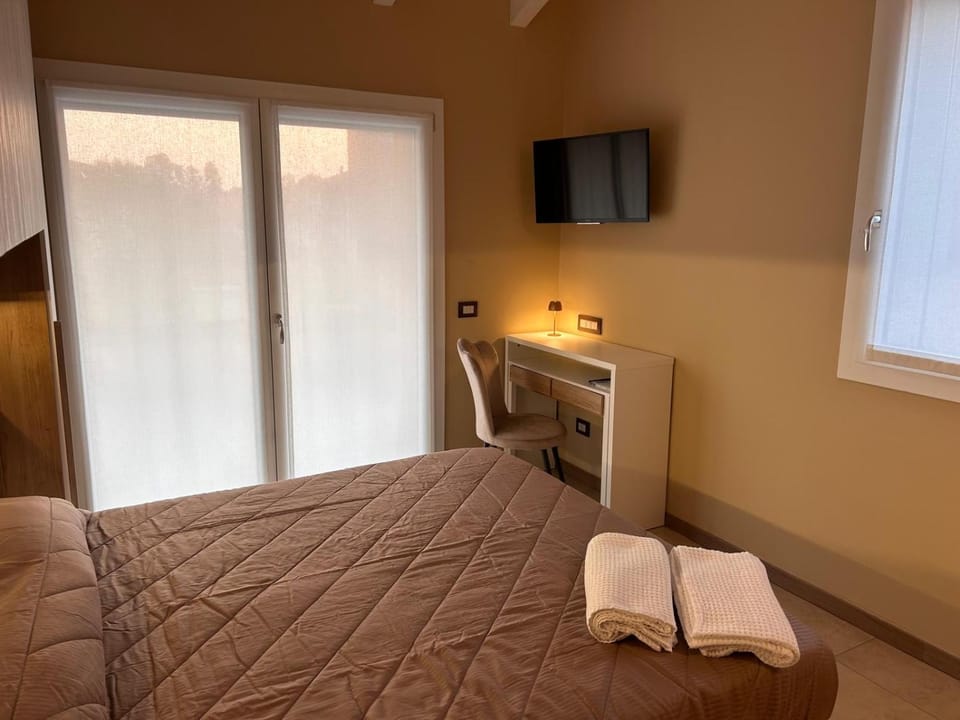 Bed, TV and multimedia, Photo of the whole room, Bedroom, towels