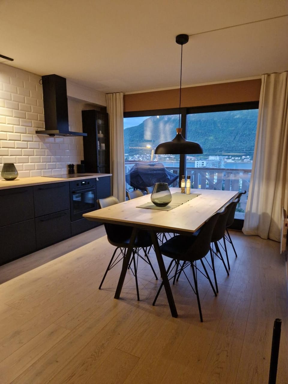 Kitchen or kitchenette, Dining area, stove