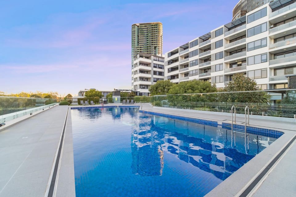 Property building, Day, Pool view, Swimming pool, Swimming pool, sunbed