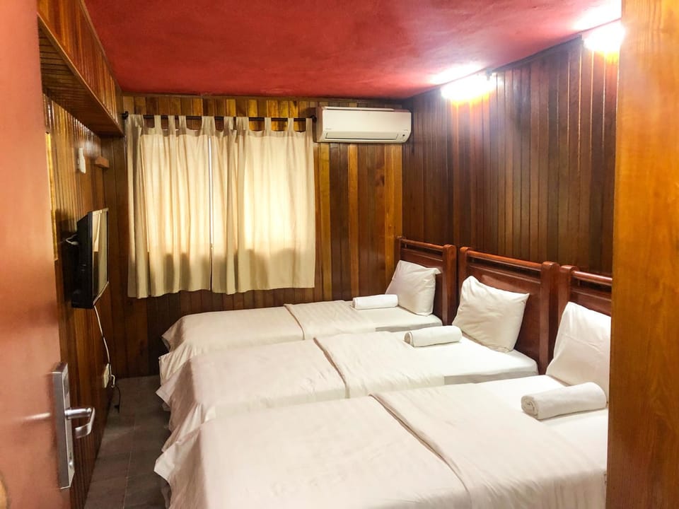 Bed, Photo of the whole room, Bedroom, air conditioner