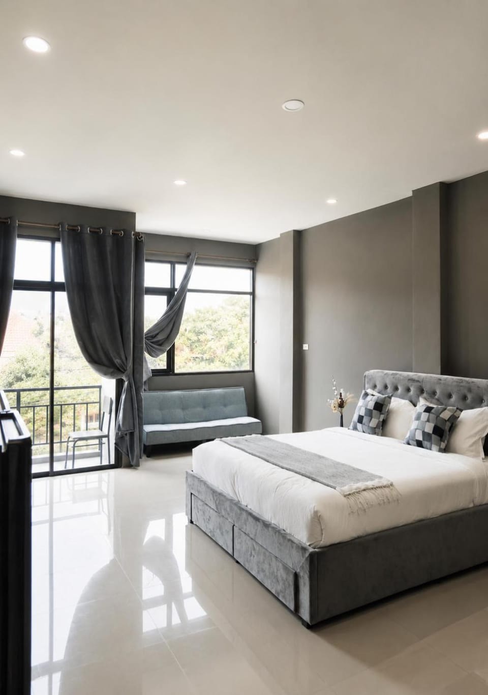 Bed, Photo of the whole room, Seating area, Bedroom
