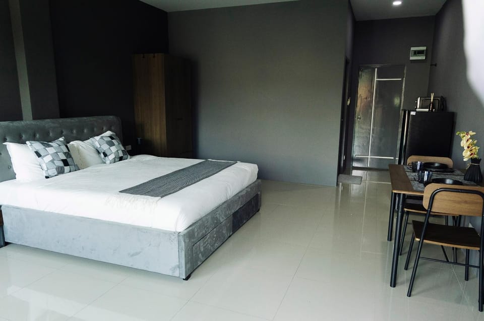 Bed, Living room, Photo of the whole room, Seating area, Bedroom, wardrobe
