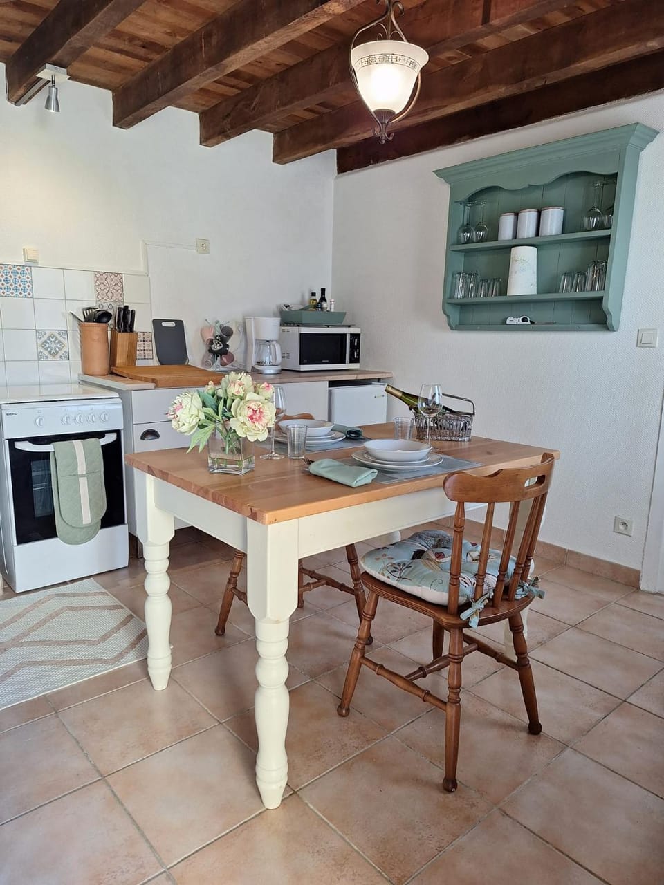 Coffee/tea facilities, Kitchen or kitchenette, Dining area, stove, toaster