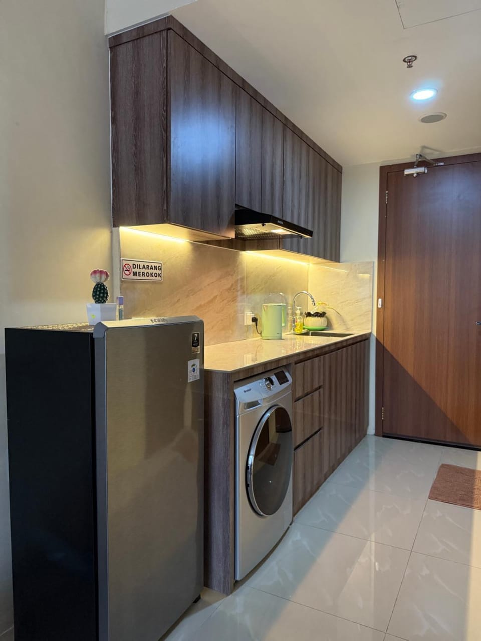 Kitchen or kitchenette, washing machine