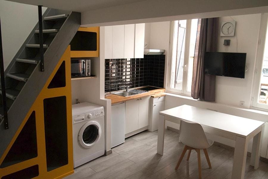 TV and multimedia, Seating area, oven, stove, toaster, washing machine