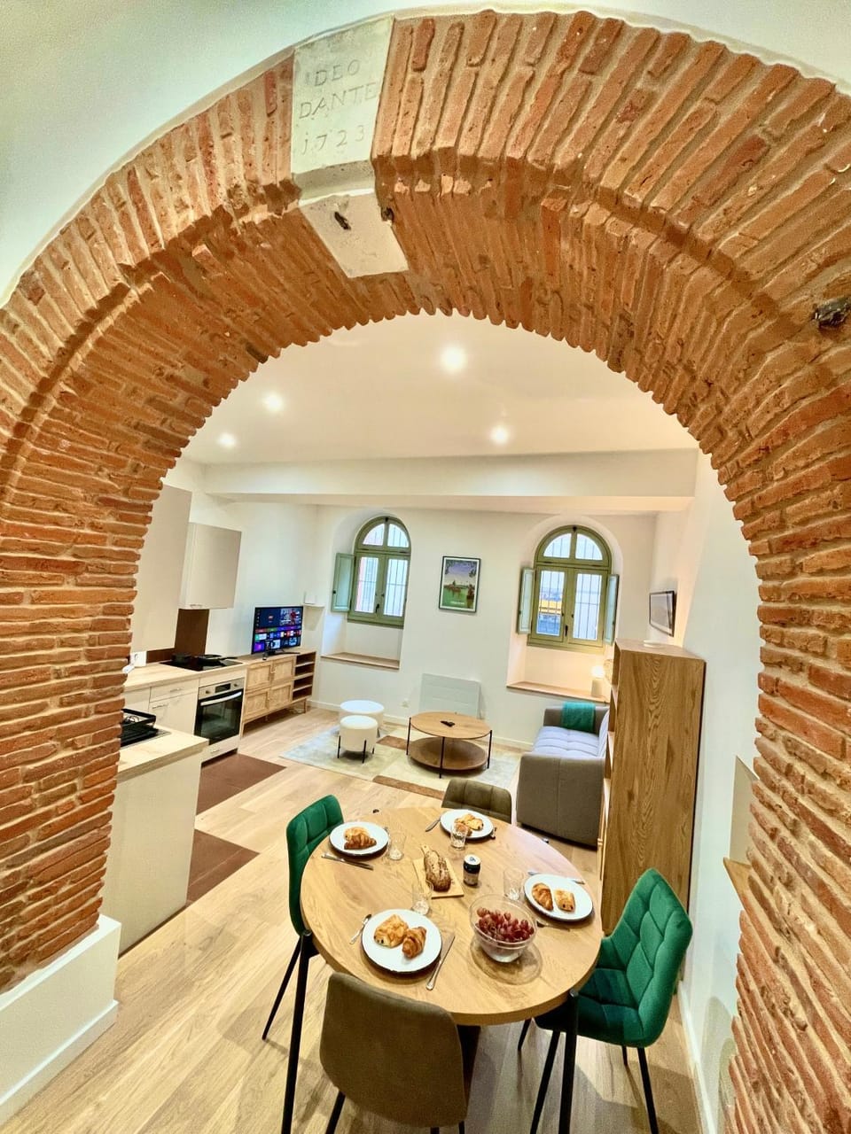 TV and multimedia, Kitchen or kitchenette, Living room, Seating area, Dining area