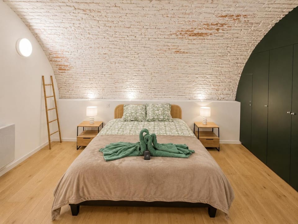 Bed, Photo of the whole room, Bedroom, towels, wardrobe