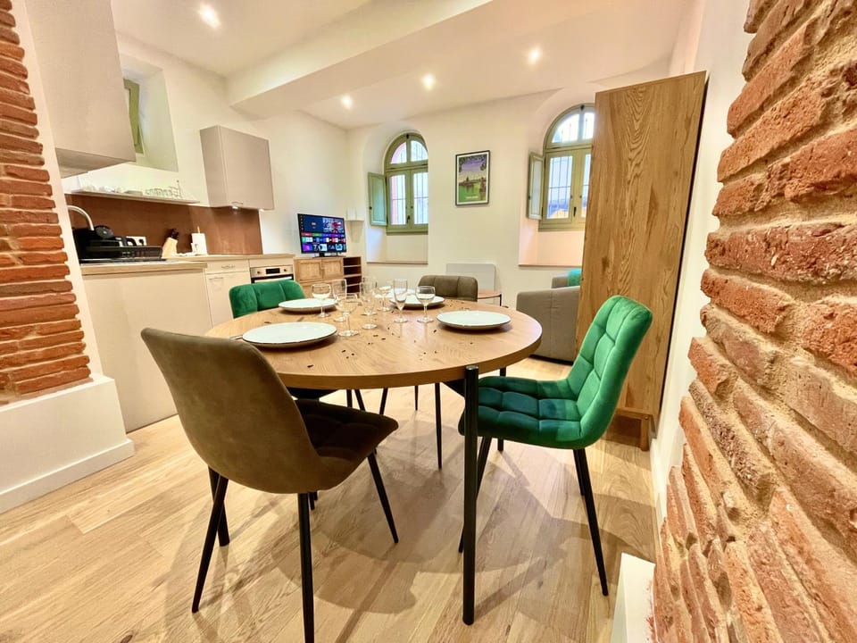 TV and multimedia, Kitchen or kitchenette, Living room, Seating area, Dining area