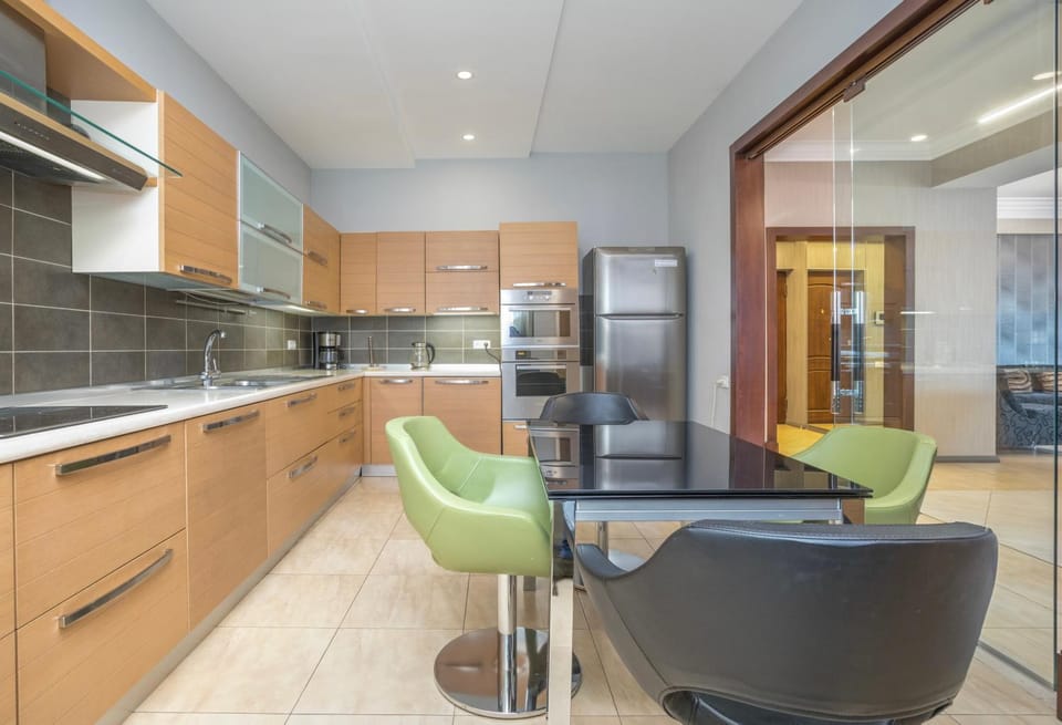 Kitchen or kitchenette, Dining area, oven, stove