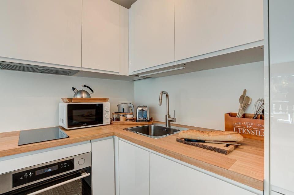 Coffee/tea facilities, Kitchen or kitchenette, dishwasher, oven, stove, toaster