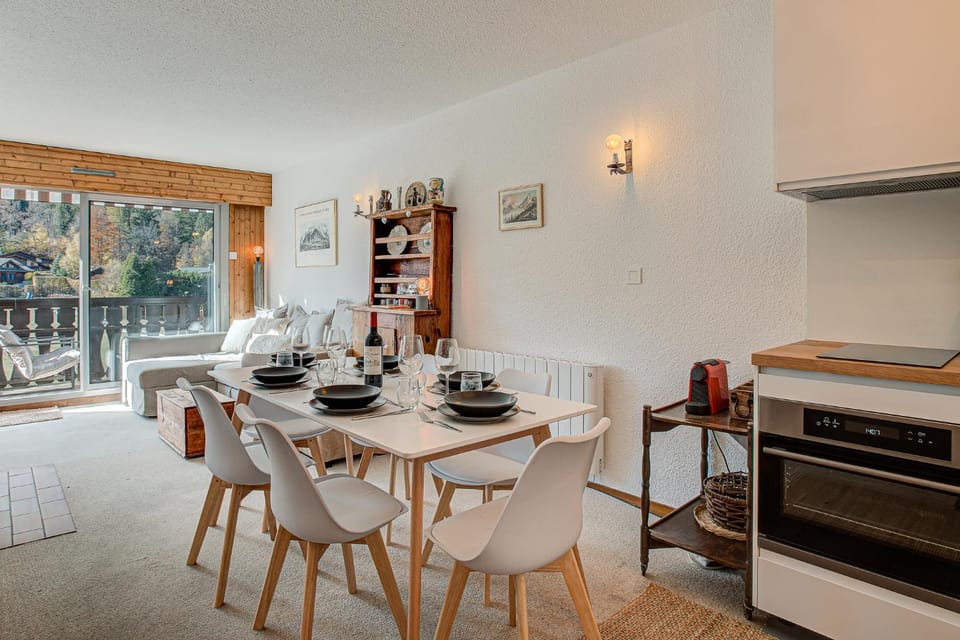 Kitchen or kitchenette, Living room, Seating area, Dining area, stove