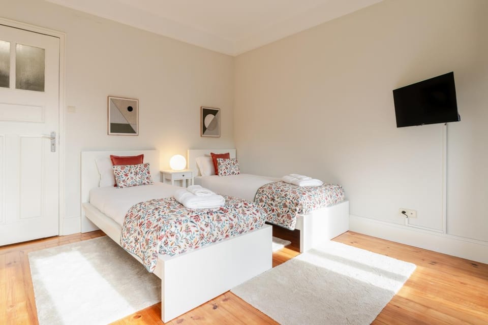 Bed, TV and multimedia, Bedroom