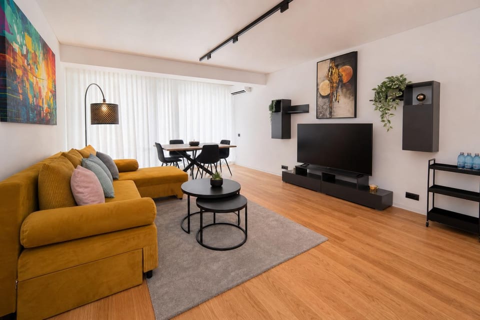 TV and multimedia, Living room, Seating area, Dining area