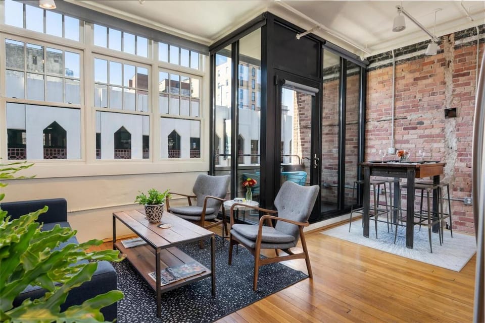 Bright Downtown Asheville Apt with Balcony, Walk Everywhere Apartment in Asheville