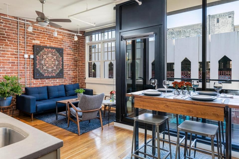 Bright Downtown Asheville Apt with Balcony, Walk Everywhere Apartment in Asheville