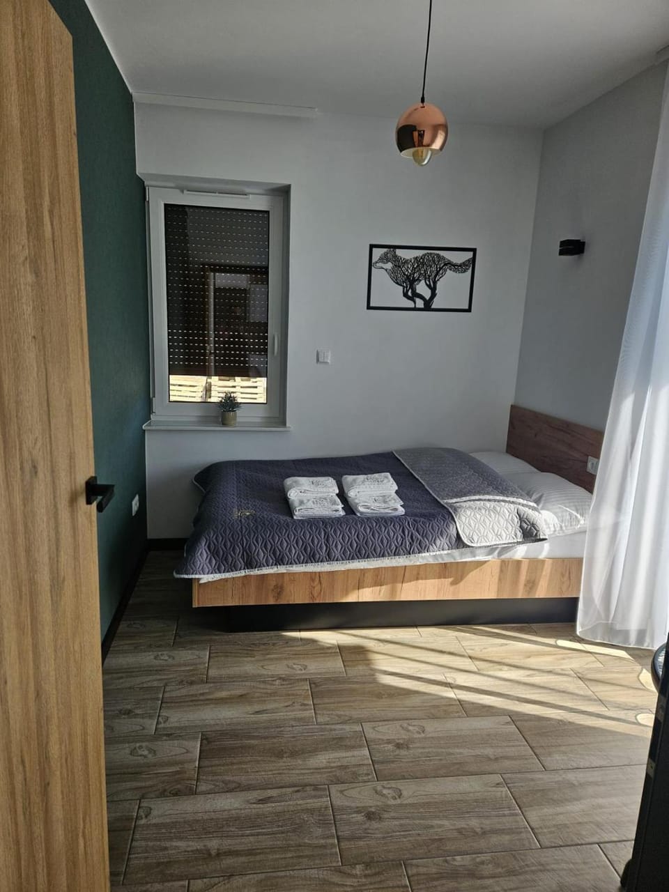 Bed, Photo of the whole room, towels