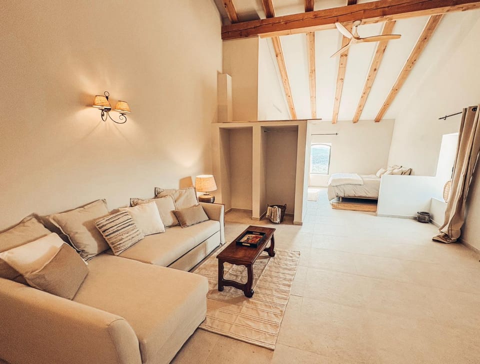 Mimosa Lodge Bed and Breakfast in Baix Empordà