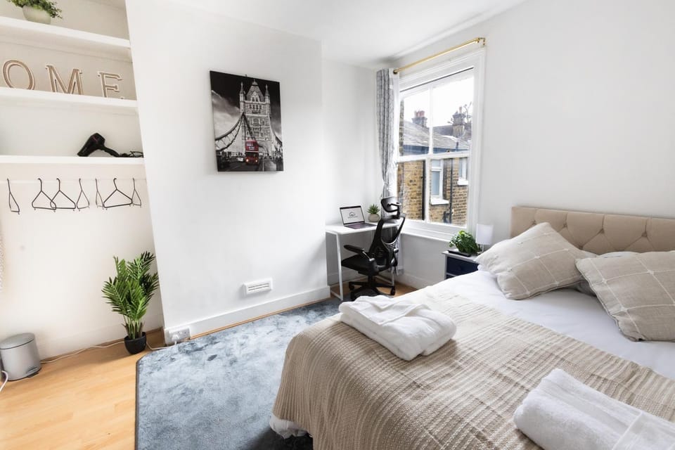 Spacious 3 Bed London Home - Free Parking - Workspace - Long Stays Welcome Apartment in London Borough of Southwark