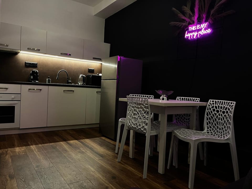 Kitchen or kitchenette, dishwasher, oven