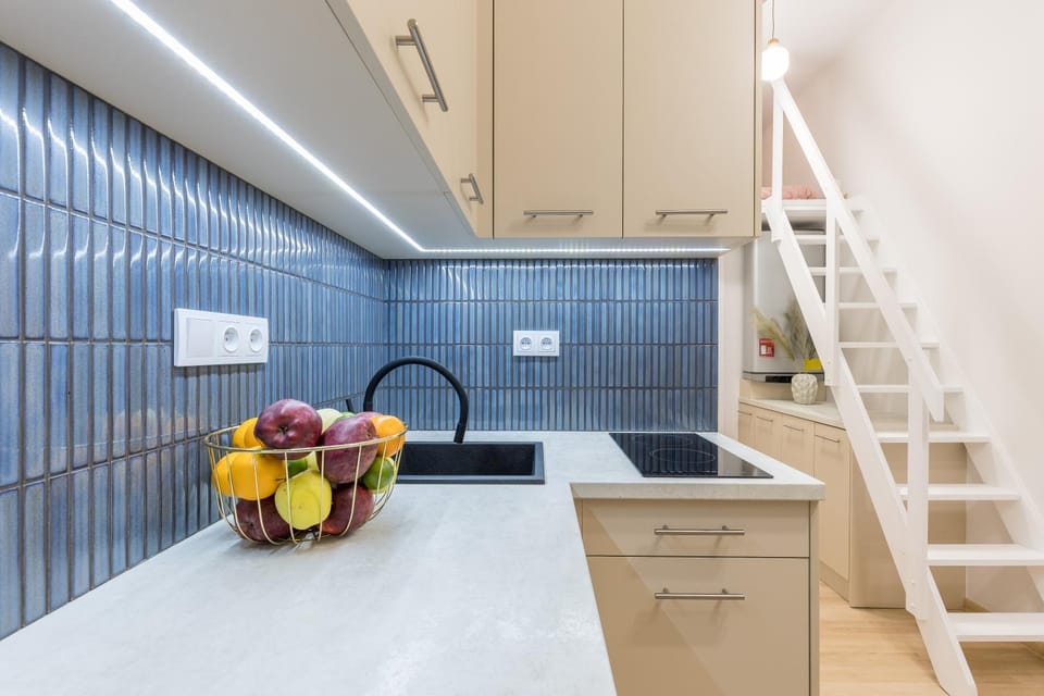 Kitchen or kitchenette, dishwasher, stove