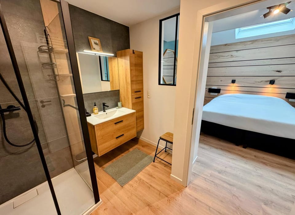 Shower, Bed, Bathroom, Photo of the whole room, Bedroom