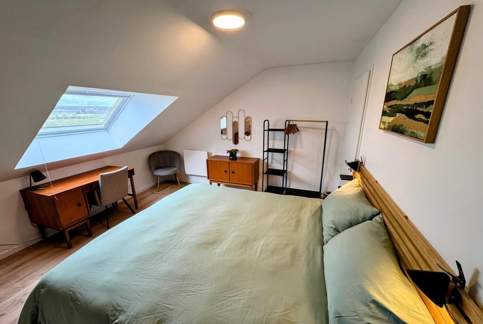 Bed, Photo of the whole room, Bedroom
