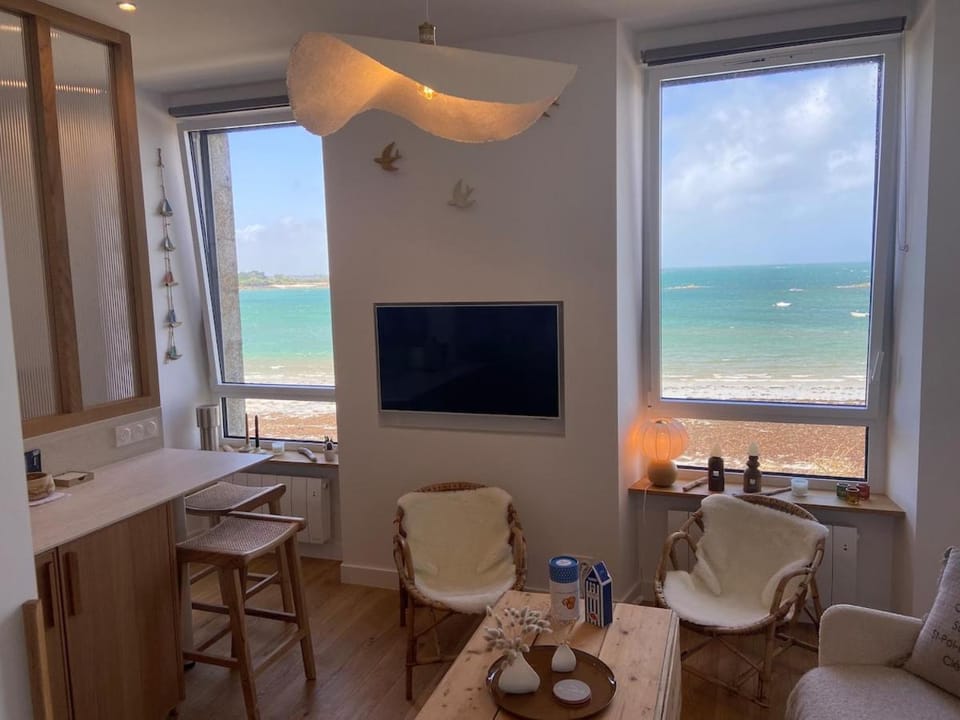 Natural landscape, TV and multimedia, Living room, Seating area, Sea view