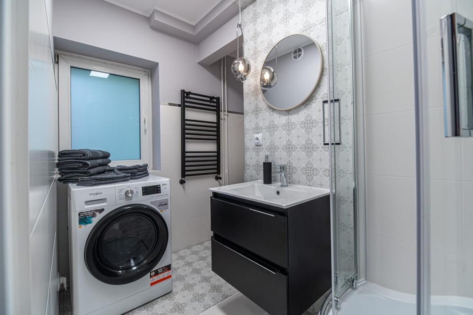 Shower, Bathroom, towels, washing machine, dryer
