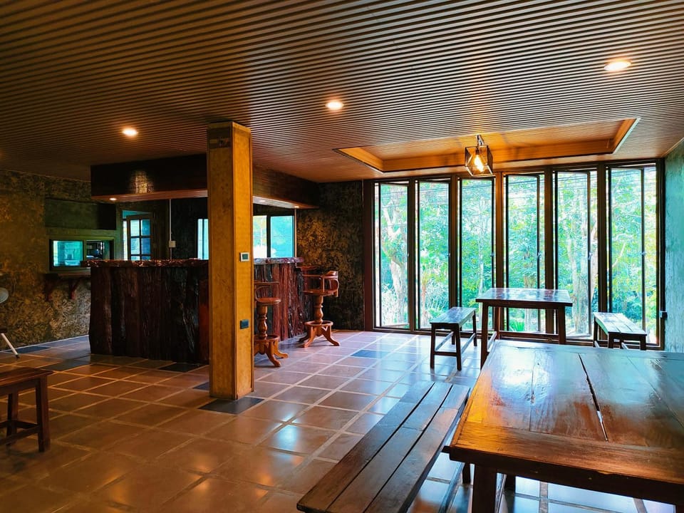 Restaurant/places to eat, Dining area