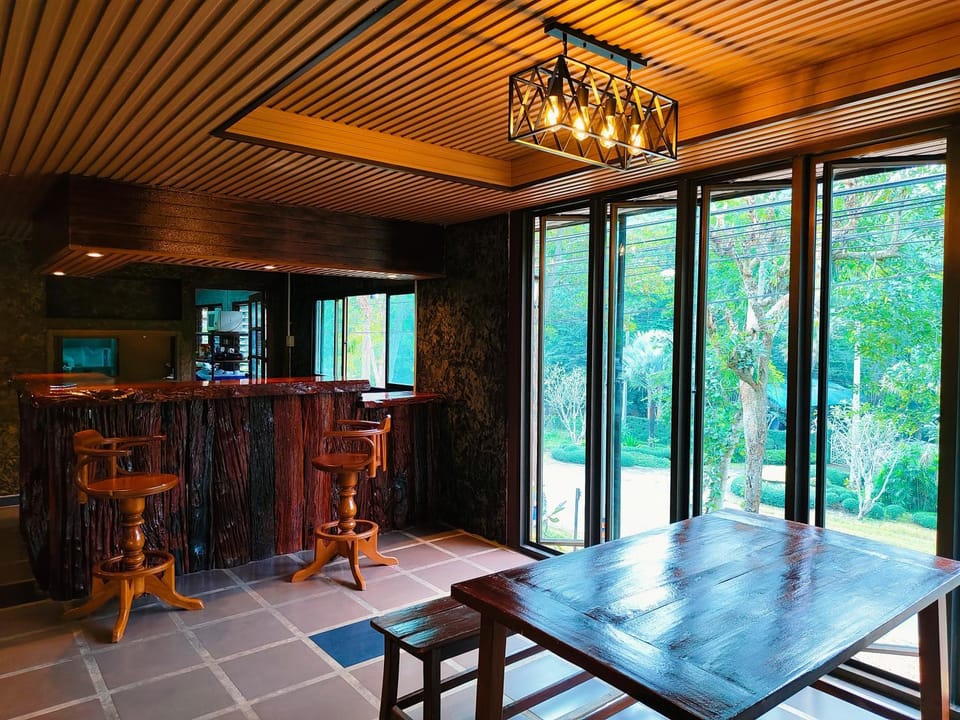 Restaurant/places to eat, Lounge or bar, Seating area, Dining area