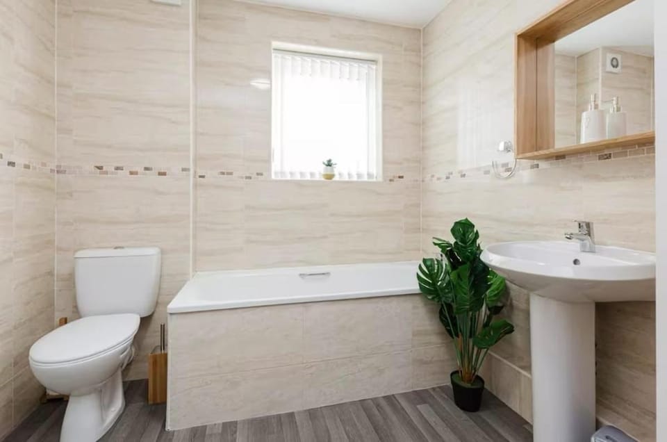 Oxheys Stays - Sleeps 7 - Home from Home House in Preston