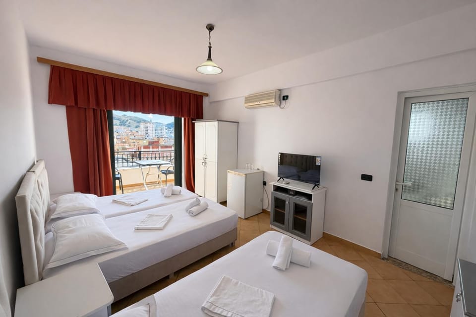TV and multimedia, Photo of the whole room, Bedroom, towels
