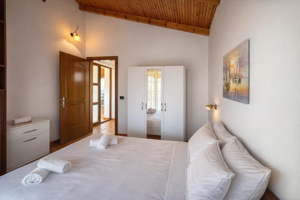 Photo of the whole room, Bedroom, towels