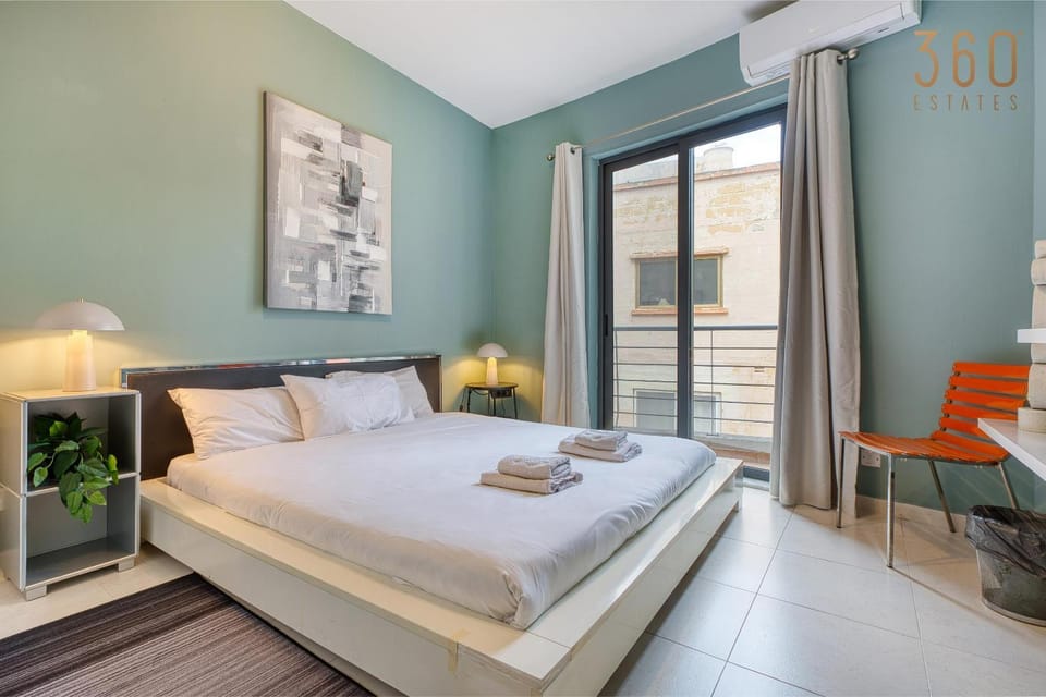 Bed, Photo of the whole room, Seating area, Bedroom, towels
