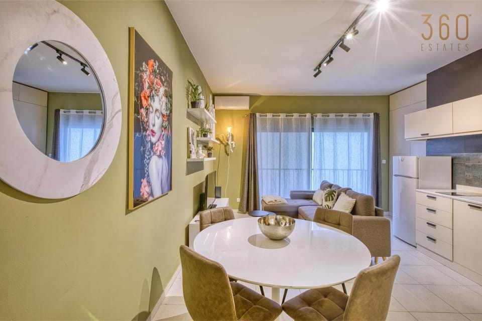 Kitchen or kitchenette, Living room, Seating area, Dining area, oven, pet friendly, stove
