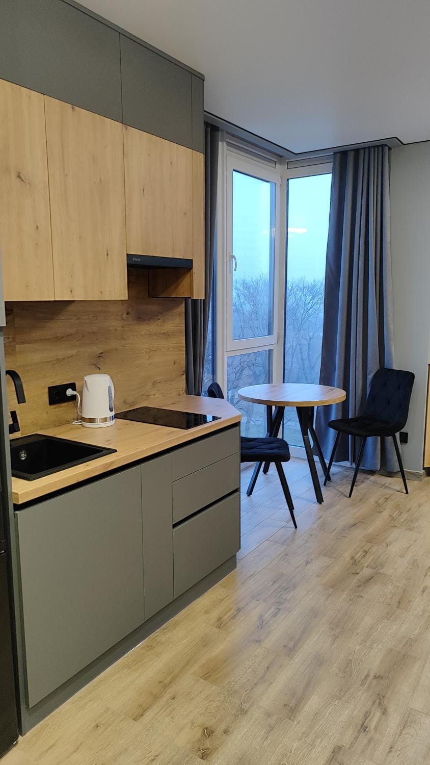 Coffee/tea facilities, Kitchen or kitchenette, Dining area, stove