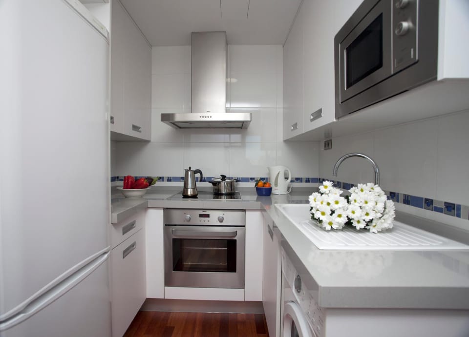 Kitchen or kitchenette, microwave, oven, stove