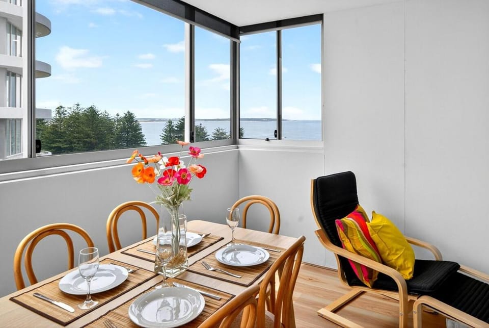 View (from property/room), Dining area, Sea view