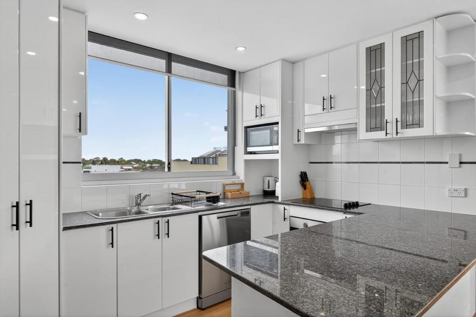 Kitchen or kitchenette, dishwasher, stove