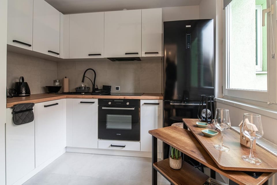 Coffee/tea facilities, Dining area, dishwasher, oven, stove, toaster