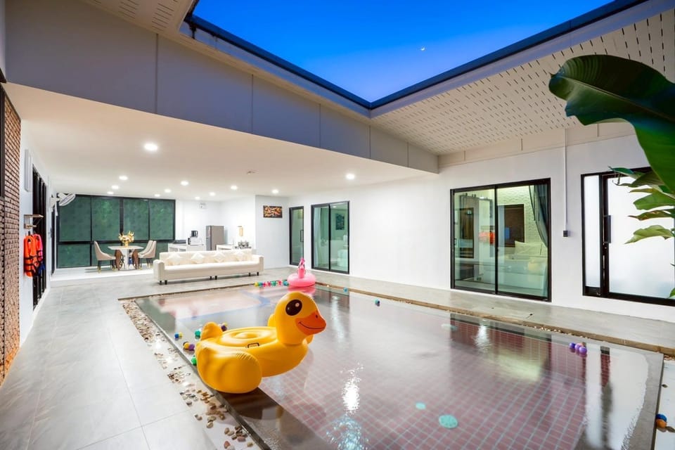 Communal lounge/ TV room, Swimming pool