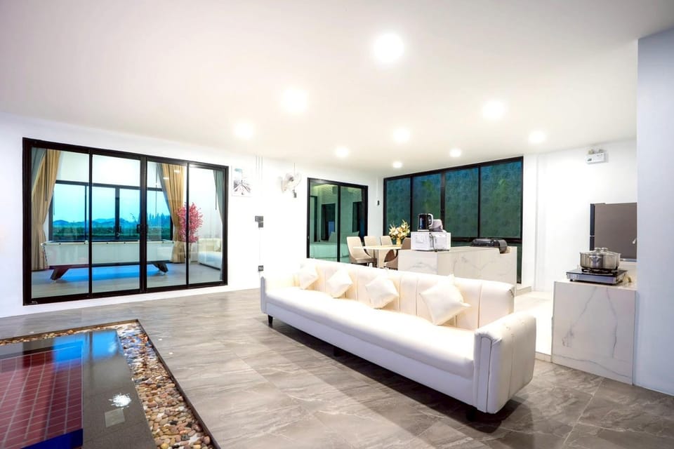 Communal lounge/ TV room