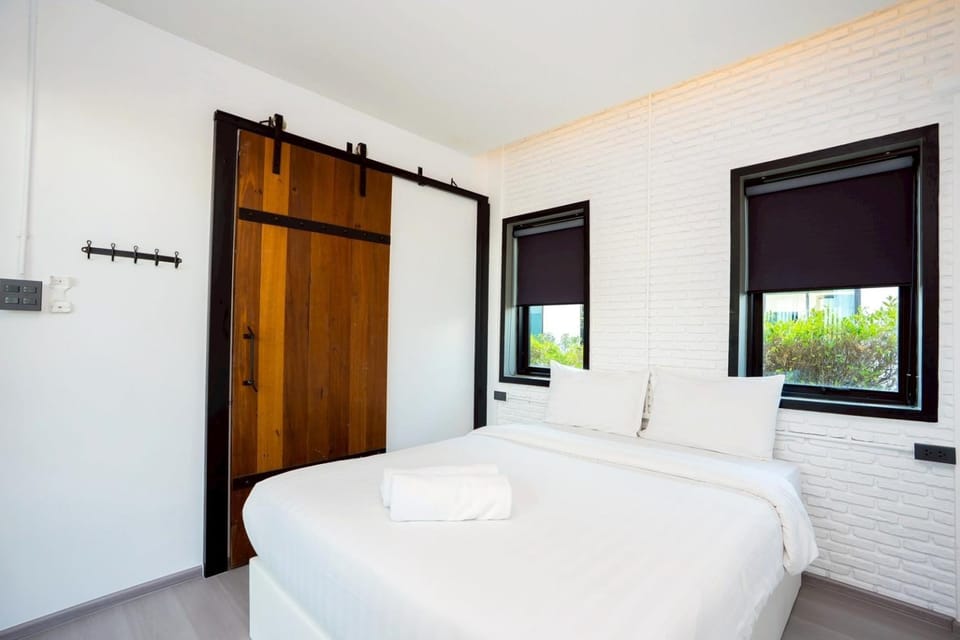 Photo of the whole room, Bedroom, wardrobe