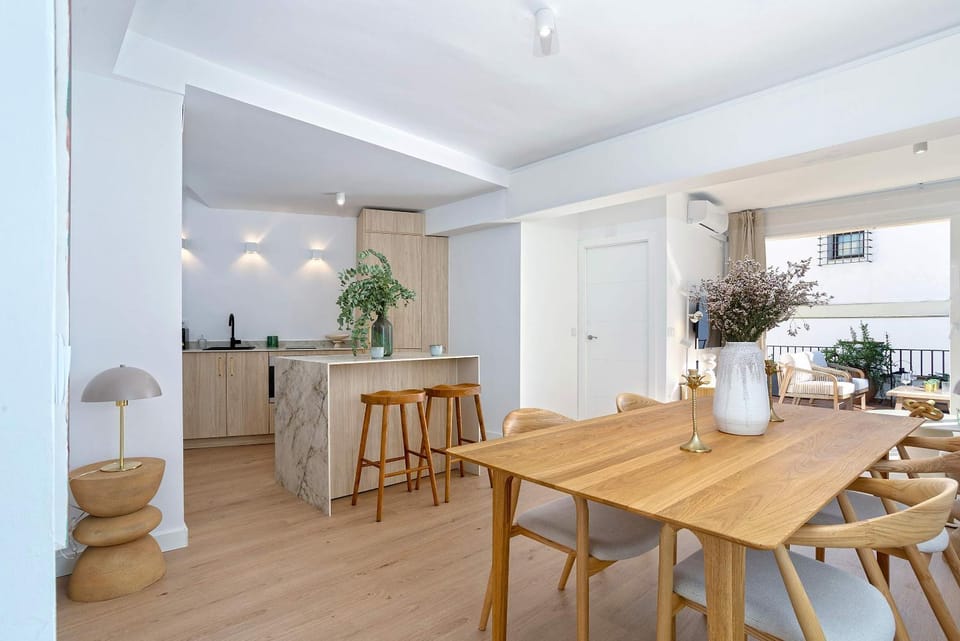 Kitchen or kitchenette, Living room, Seating area, Dining area