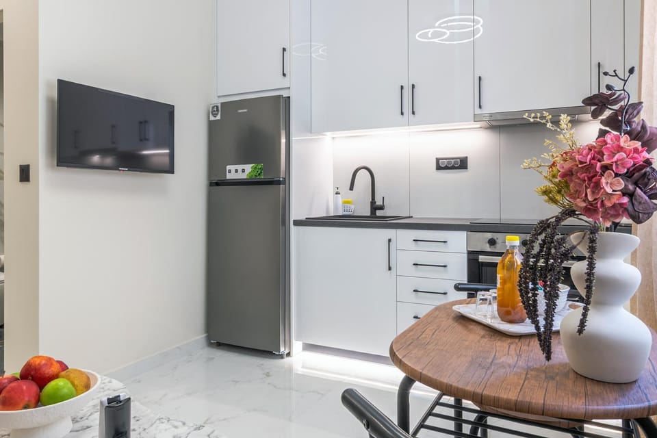 TV and multimedia, Kitchen or kitchenette, Dining area, oven, stove