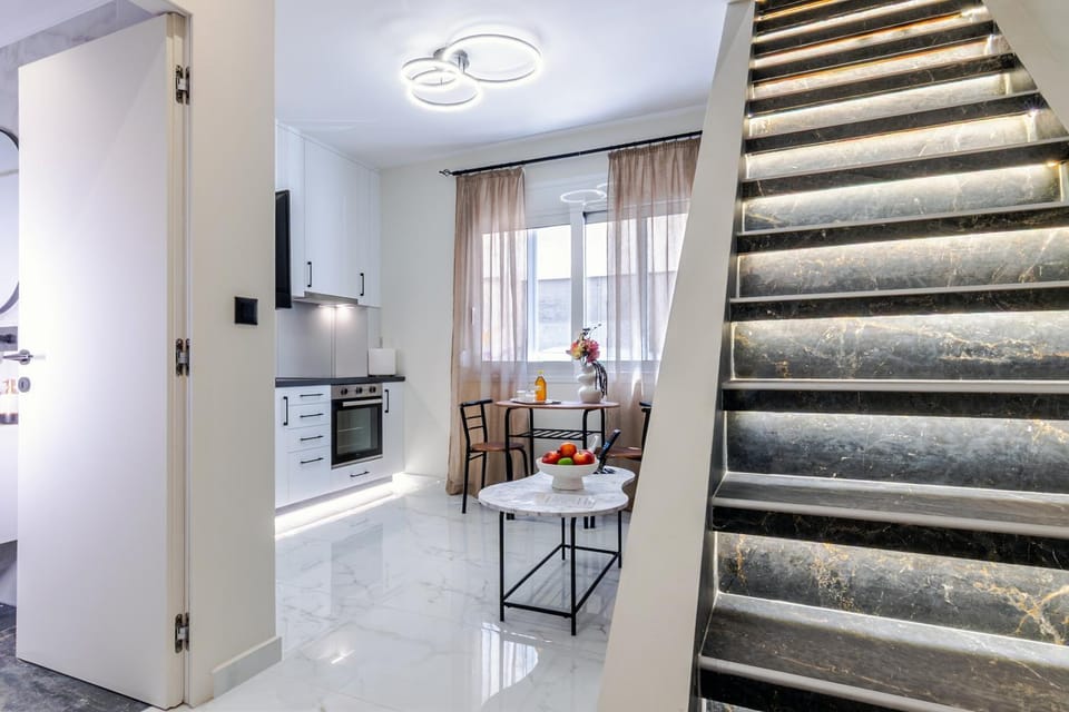 Kitchen or kitchenette, Living room, Seating area, Dining area