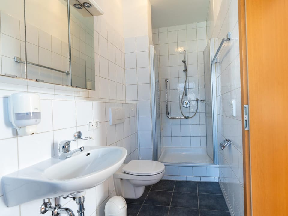 Shower, Toilet