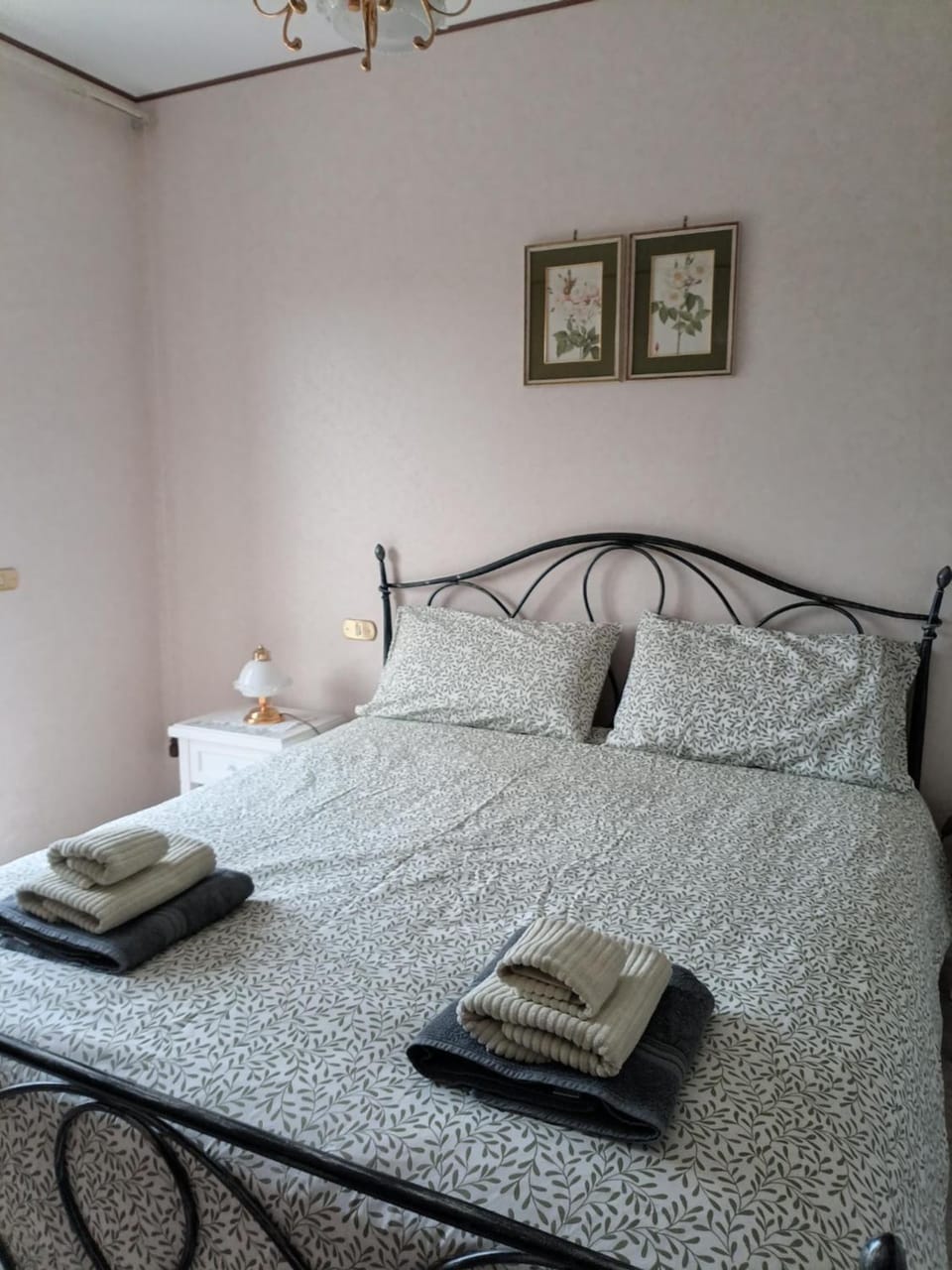 Bed, towels