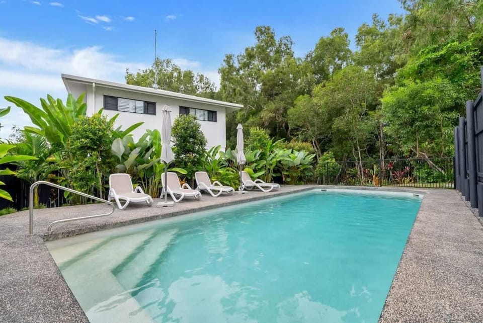Argentea Cove - Poolside Escape near Palm Cove Beach House in Palm Cove
